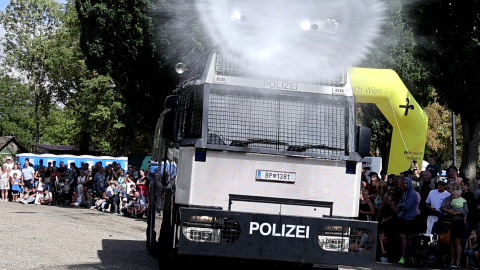 Wasserwerfer der Polizei